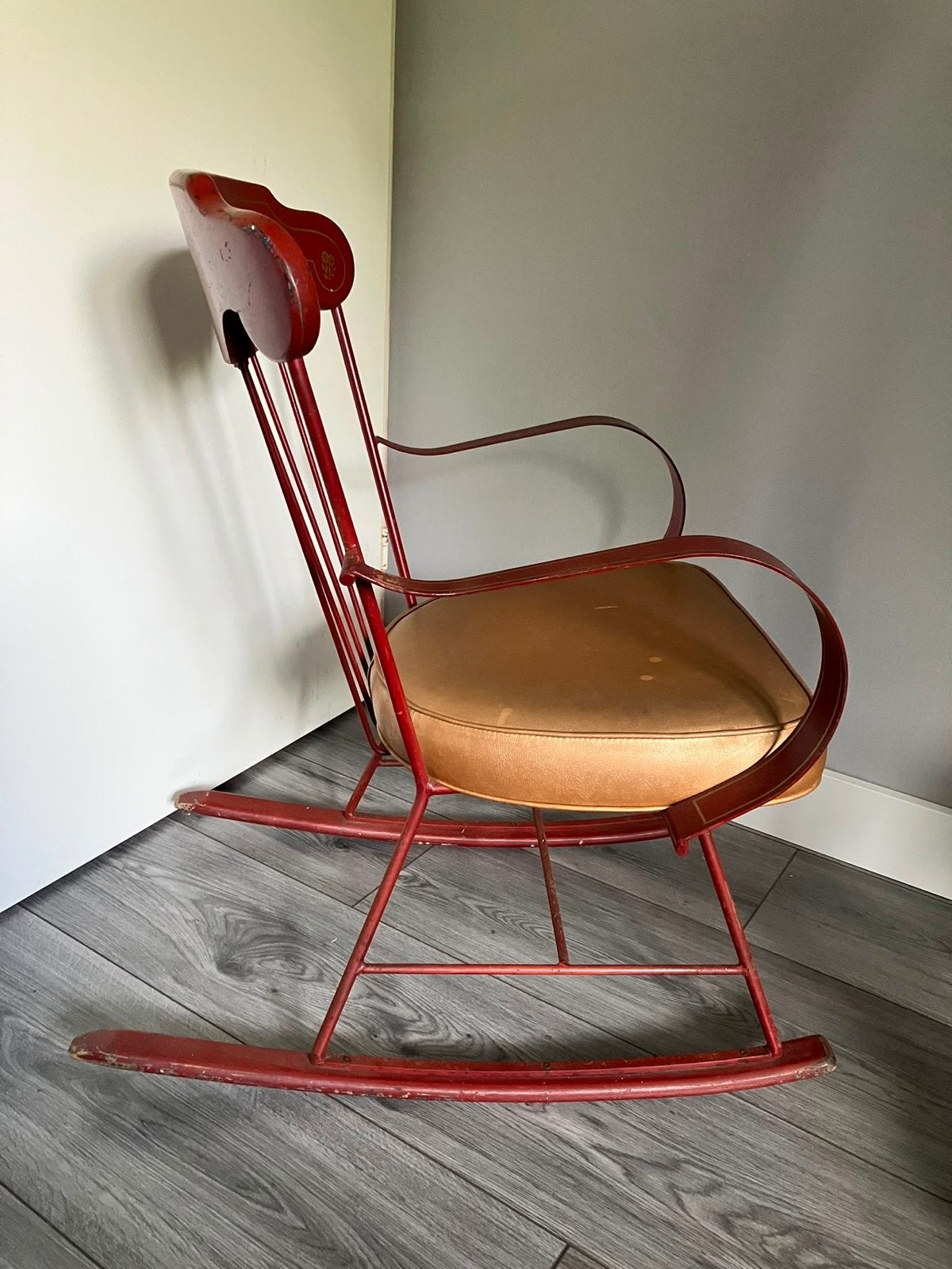Vintage Schommelstoel Rood met Goudkleurige Details, Ophalen