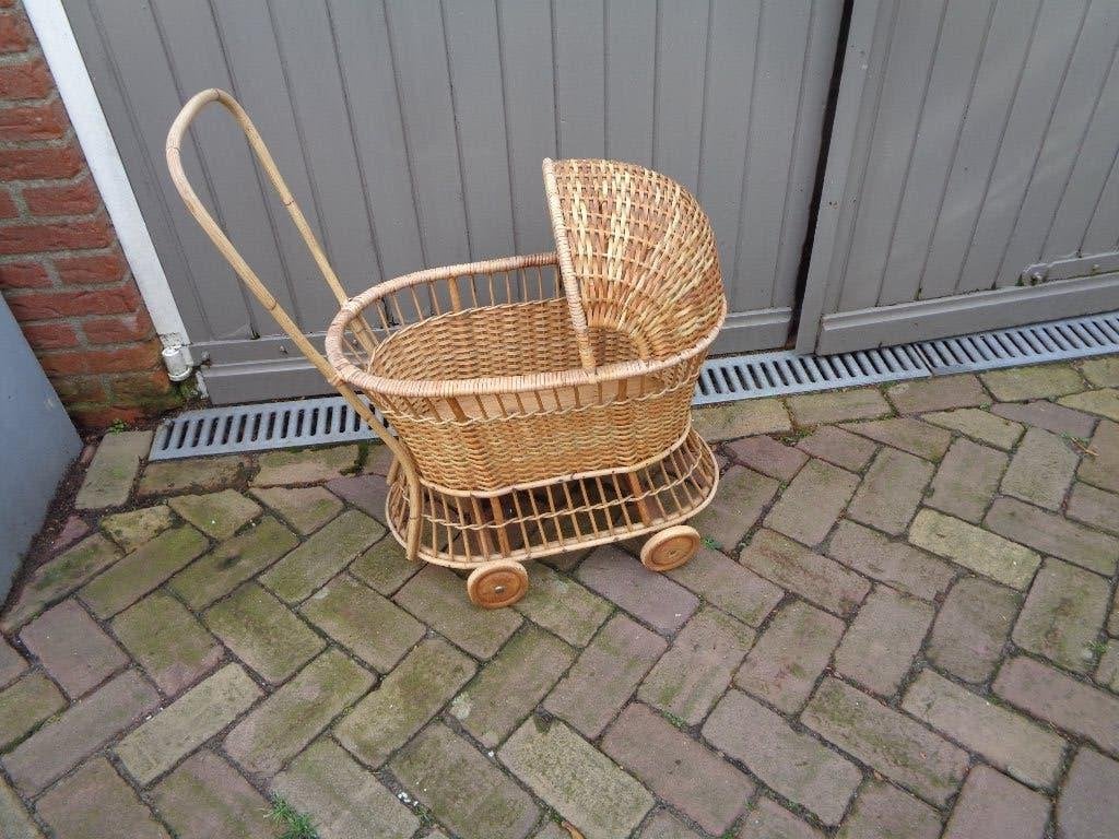 ANTIEK poppenwagen van riet, Ophalen of Verzenden