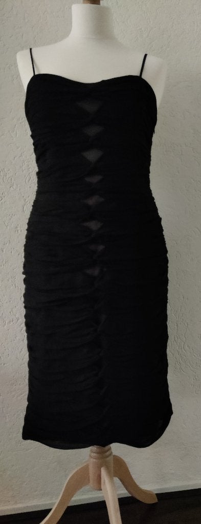 Jurk zwart  chiffon met opengewerkte delen en stola/sjaal, Zwart, Cocktailjurk, Ophalen of Verzenden, Zo goed als nieuw