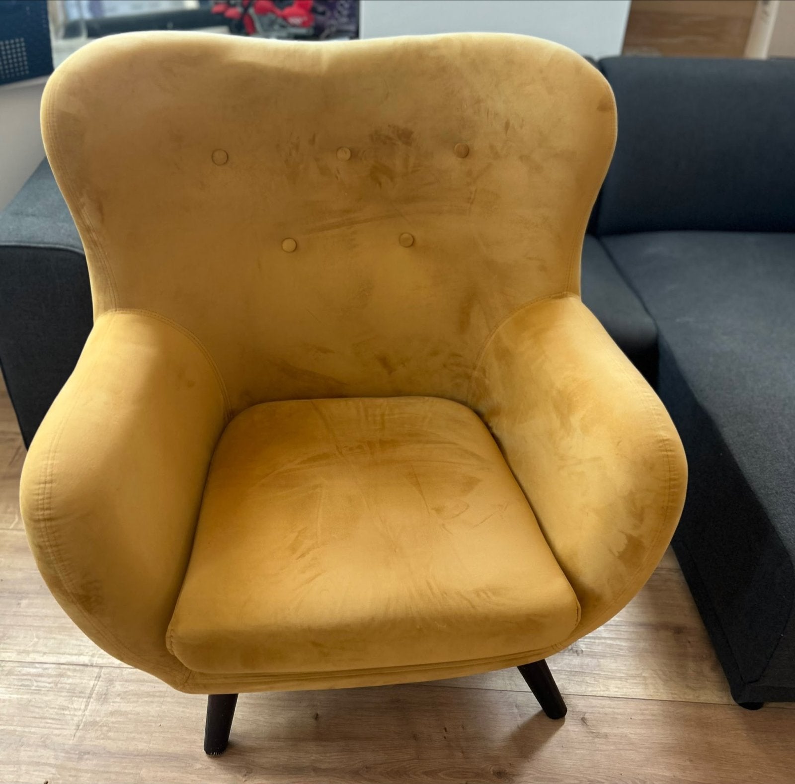 Okergele fauteuil - Comfortabel en stijlvol, Huis en Inrichting, Fauteuils, Ophalen, Gebruikt, Stof, 75 tot 100 cm