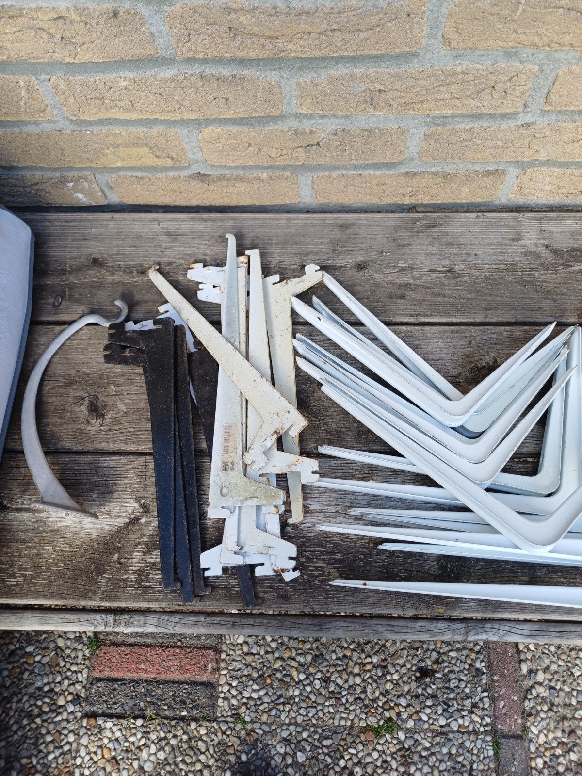 Diverse plankdragers en rails voor wandplanken, Ophalen
