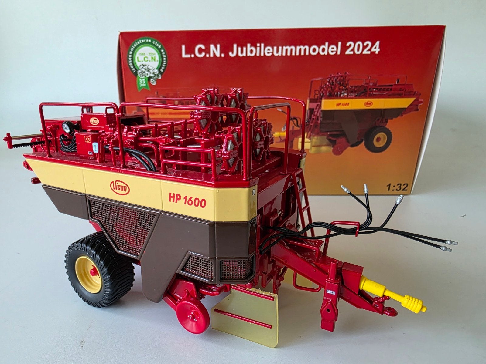 VICON HP 1600 PAKJES PERS MARGE-MODEL LCN 1:32 LIM-ED, Ophalen of Verzenden, Nieuw, Auto, Overige merken