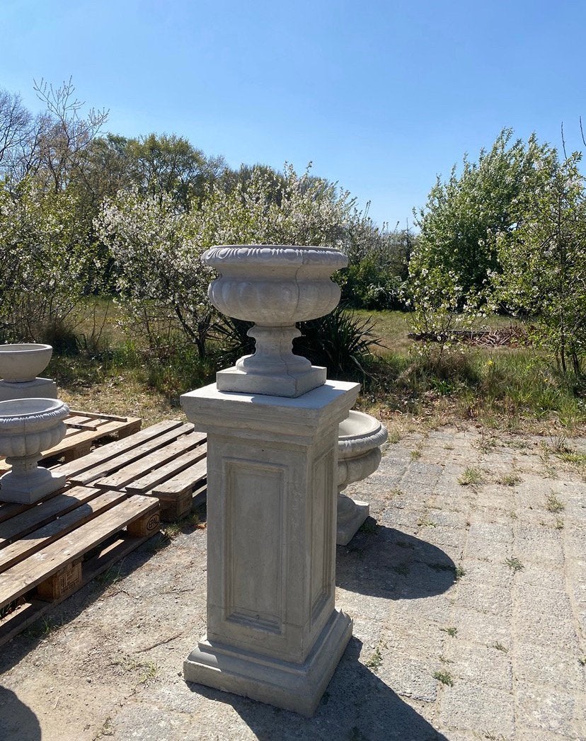 Italiaanse betonnen bloempotten op statige betonnen sokkels, Tuin en Terras, Bloempotten, Ophalen, 40 cm of meer, Rond, Nieuw