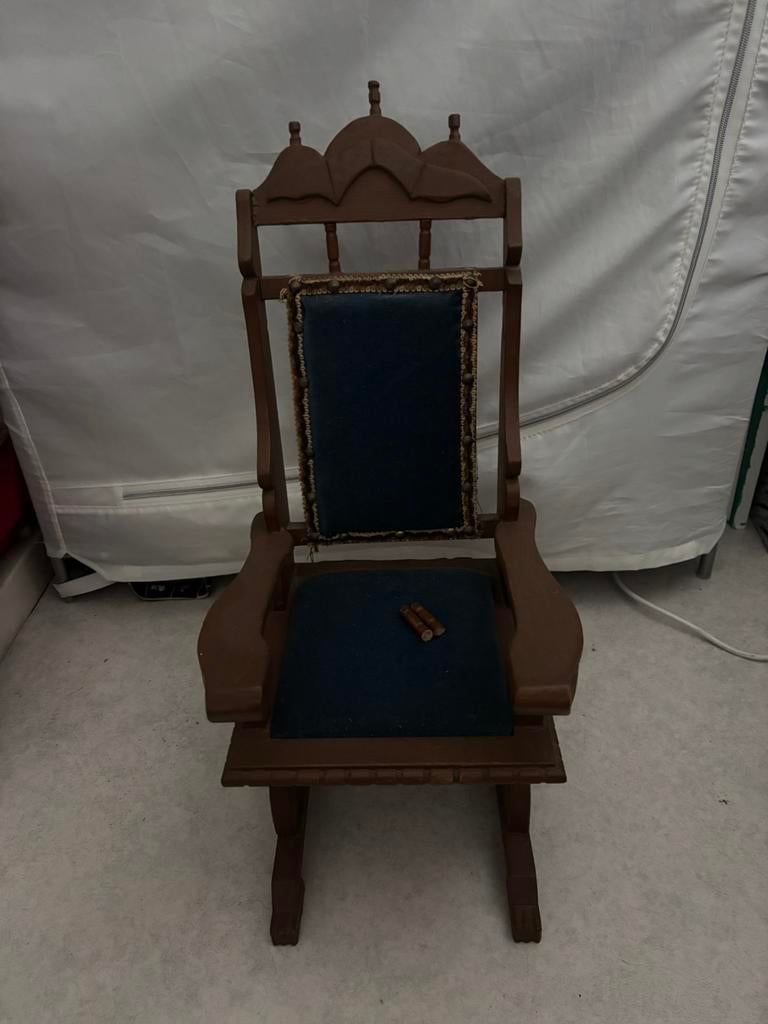 Antieke brocante houten schommelstoel met velourse stof 50 c, Ophalen