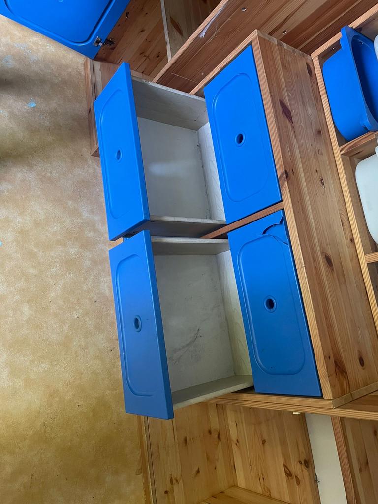 Houten kast met blauwe lades - lichte schade, Ophalen, Zo goed als nieuw