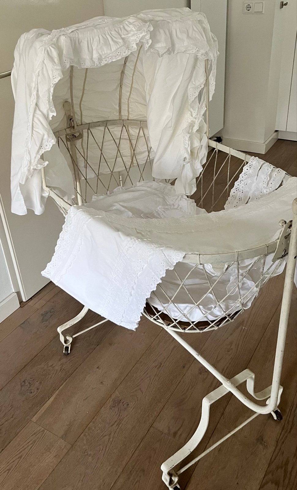 Vintage Schommelwieg met Broderie Beddengoed - Wit Metaal, Ophalen, Gebruikt, Wieg