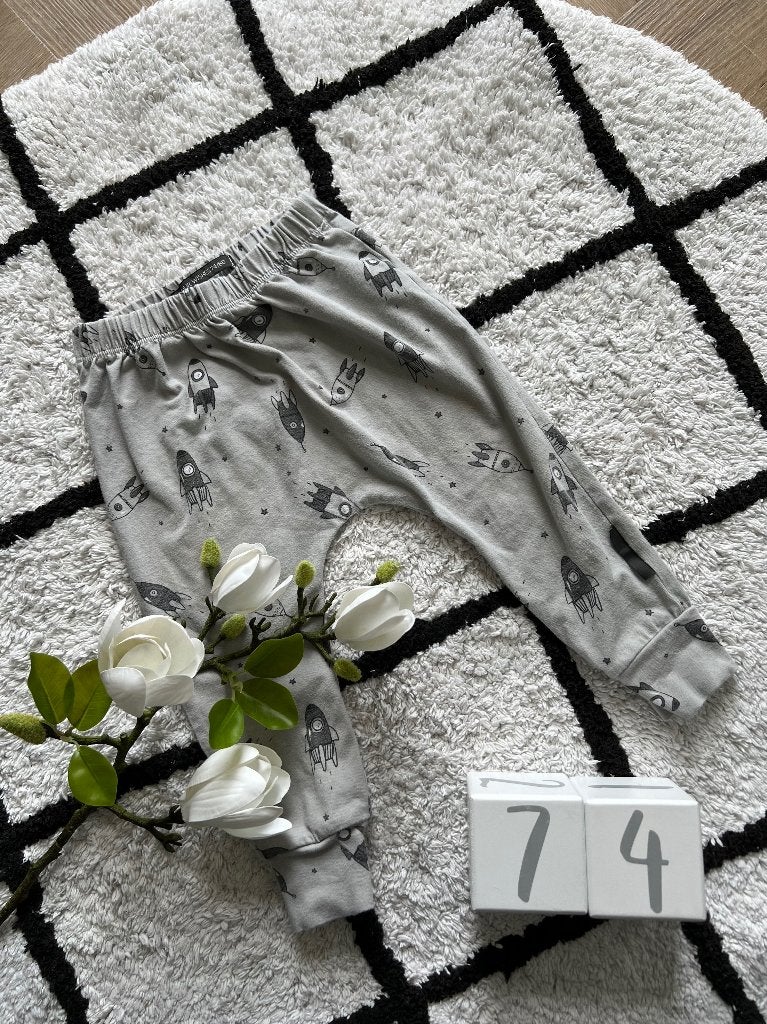 Heel goed grijs Your Wishes print jogger broek baby 74 space, Broekje, Ophalen of Verzenden, Zo goed als nieuw, Your wishes