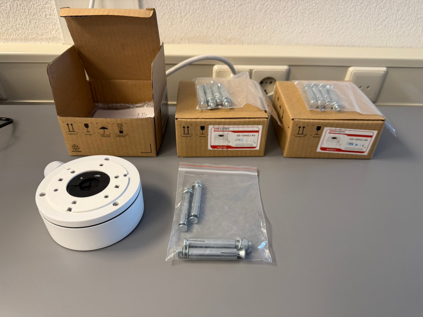 Hikvision DS-1280ZJ-XS lasdoor voor dome(bullet) camera, Ophalen of Verzenden, Nieuw