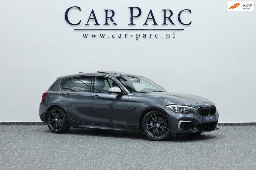 BMW 1-serie M140i Special Edition LED/SCHUIFDAK/LEER+S.VERWA, Auto's, BMW, Achterwielaandrijving, Gebruikt, Lichtsensor, Alcantara