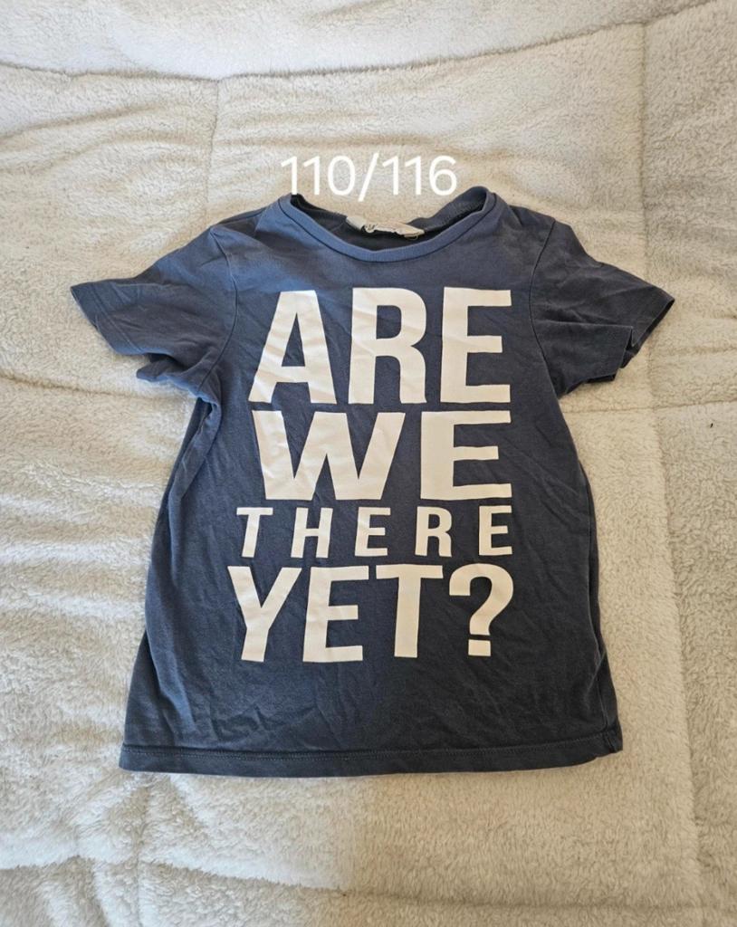 Stoer T-shirt 'ARE WE THERE YET?' maat 110/116, Kinderen en Baby's, Kinderkleding | Maat 110, Gebruikt, Jongen of Meisje, Ophalen of Verzenden