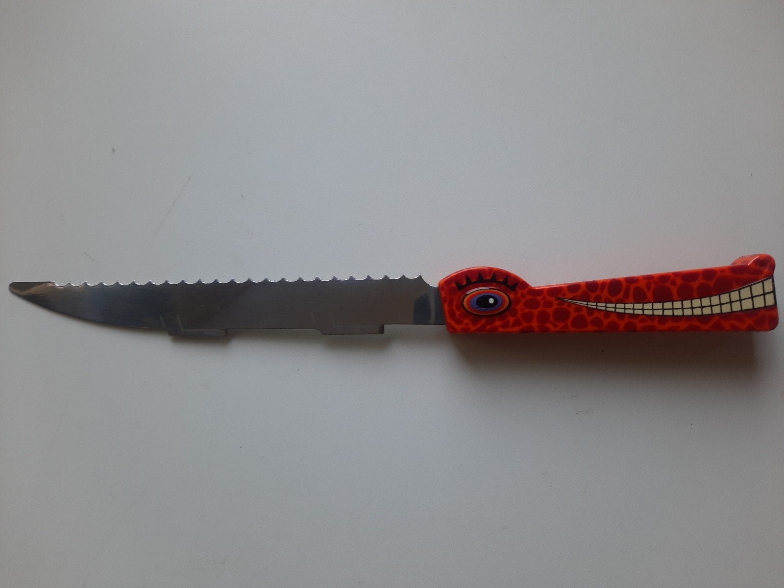 Pylones rood broodmes in de vorm van een krokodil, Ophalen of Verzenden, Zo goed als nieuw