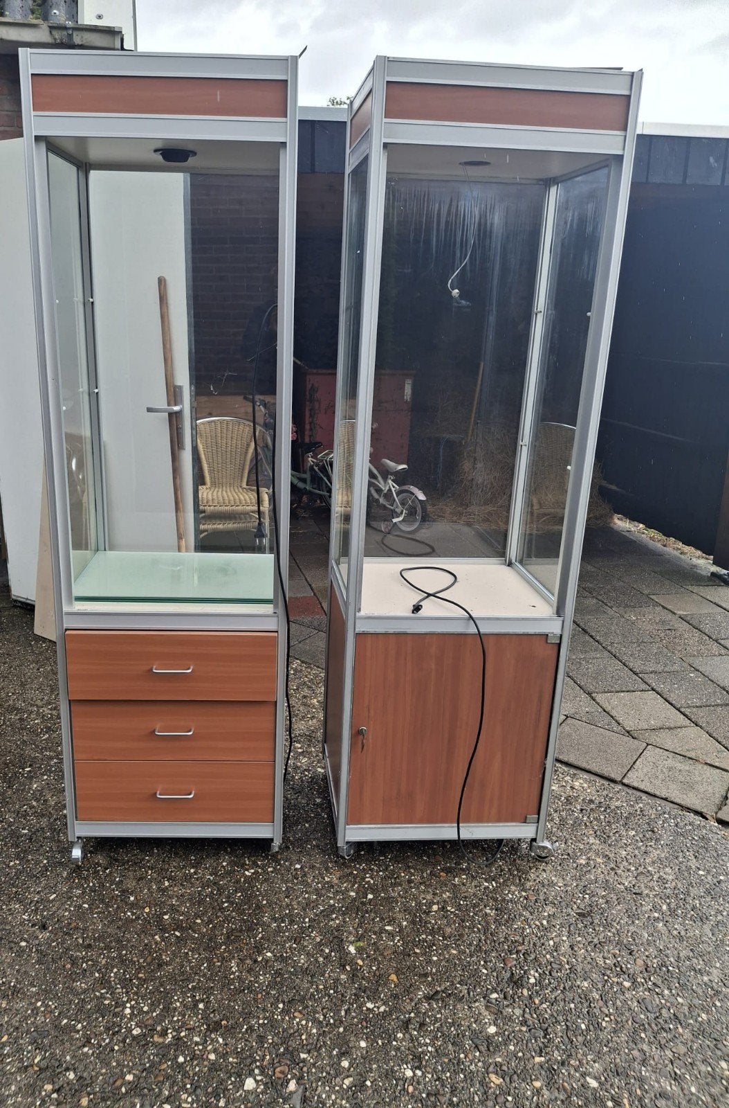 2 nette vitrines, één mist een glasplaat, Ophalen, Met deur(en), 50 tot 100 cm, 150 tot 200 cm