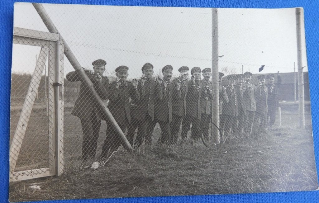 Duitse Feldpost WO1. Duitse krijgsgevangenen achter gaas (S), Verzamelen, Verzenden, Landmacht, Duitsland, Foto of Poster