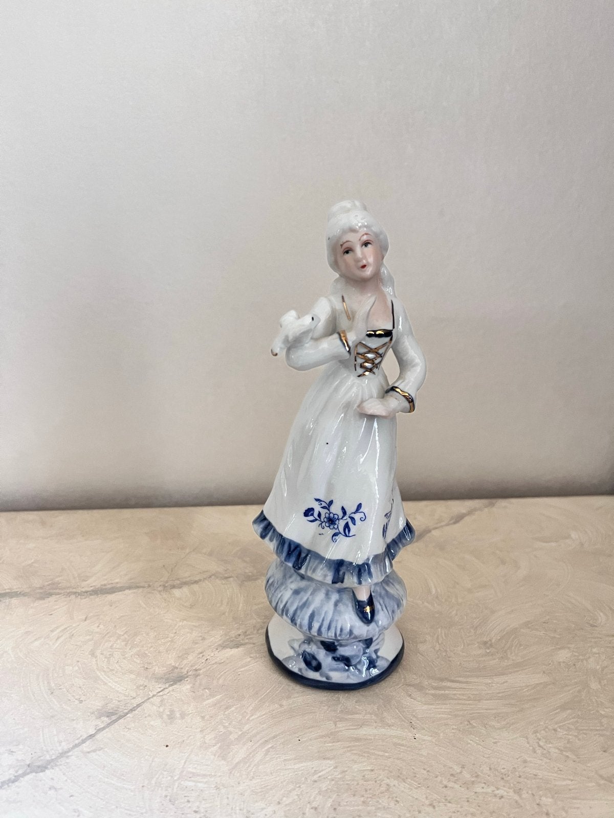 Antieke Porseleinen Beeldje Dame met Duif - Blauw/Wit, Ophalen of Verzenden