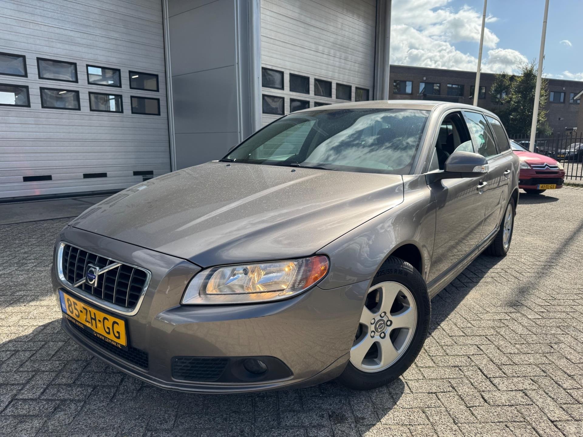 Volvo V70 2.4D Momentum Airco AUTOMAAT, Diesel, Euro 4, Zilver of Grijs, 1601 kg