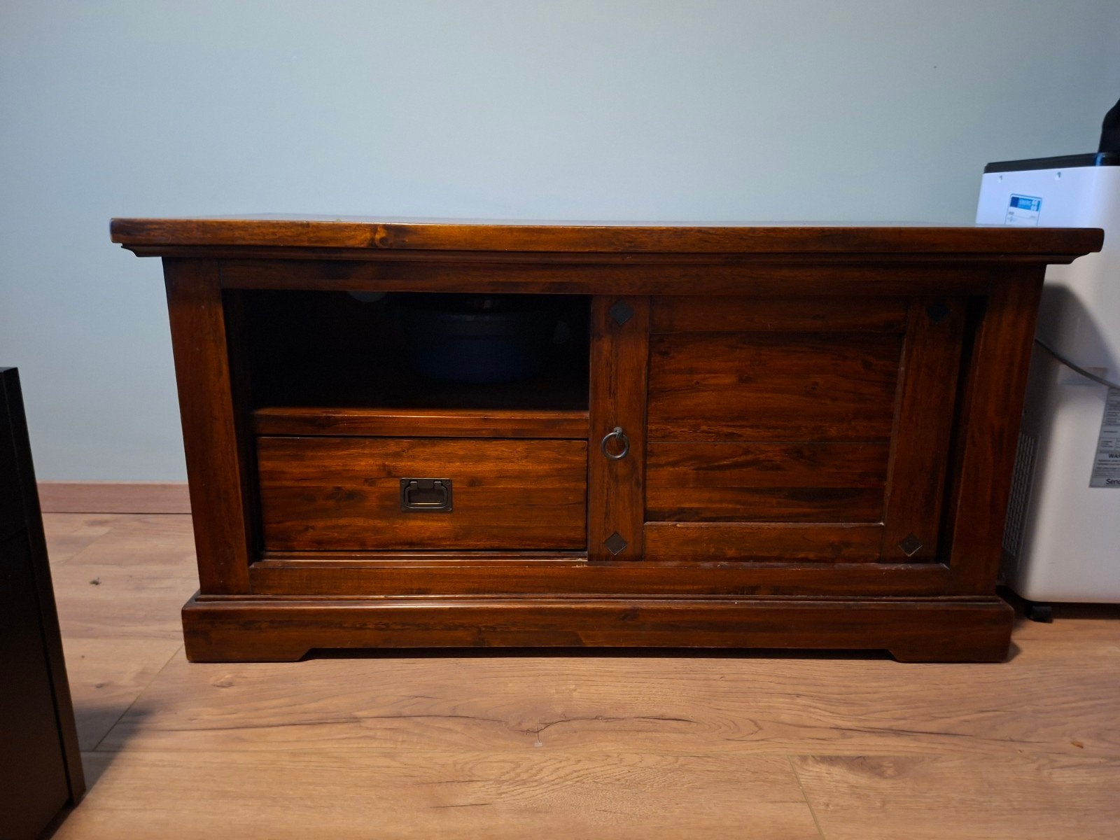 Massief houten tv-meubel met schuifdeuren, Huis en Inrichting, Ophalen, Gebruikt, 100 tot 150 cm, Rustiek, Koloniaal