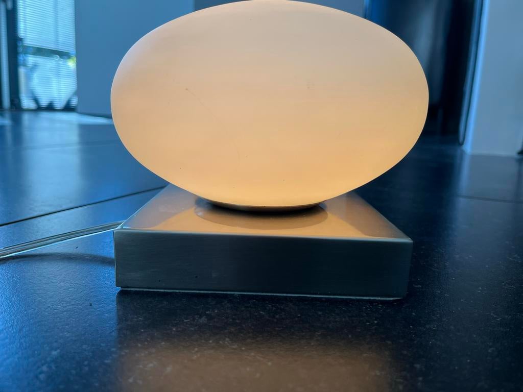 Moderne tafellamp met glazen bol en metalen voet, Huis en Inrichting, Ophalen of Verzenden, Zo goed als nieuw, Glas, Minder dan 50 cm