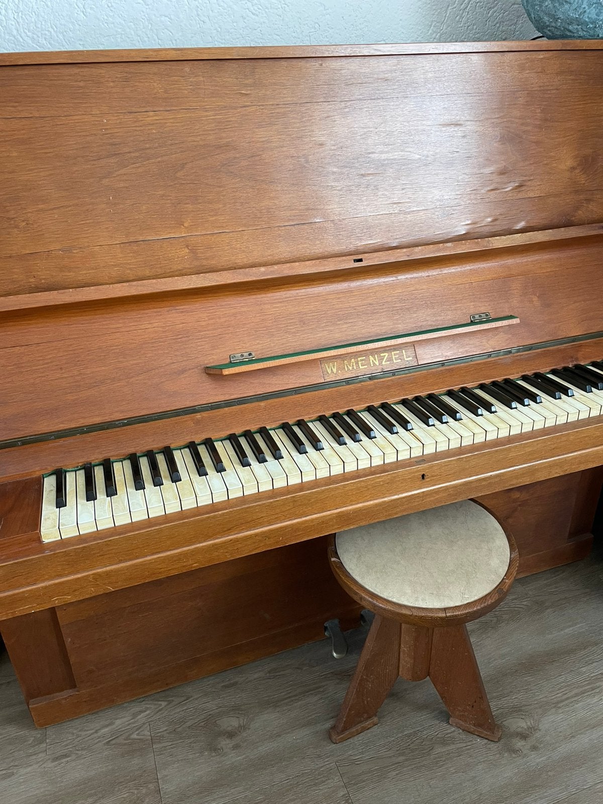 Piano W. Menzel ivoren toetsen moet voor 8 november weg, Ophalen, Gebruikt, Bruin