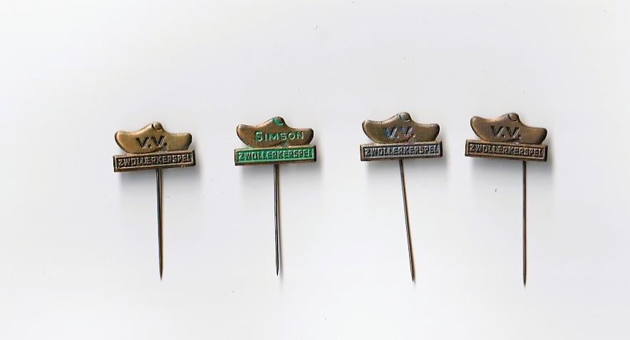 4 oude klompenmakerij speldjes vv en simson zwollerkerspel, Verzamelen, Ophalen of Verzenden, Gebruikt, Overige onderwerpen, Speldje of Pin