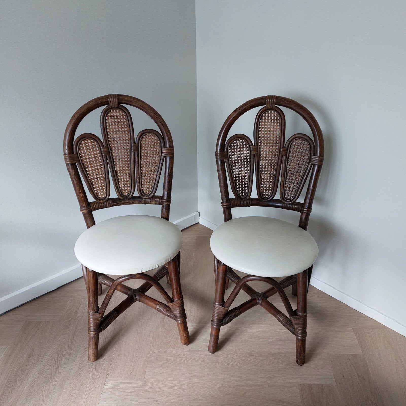 2 Manou eettafel stoelen, Huis en Inrichting, Ophalen, Zo goed als nieuw, Wit, Hout