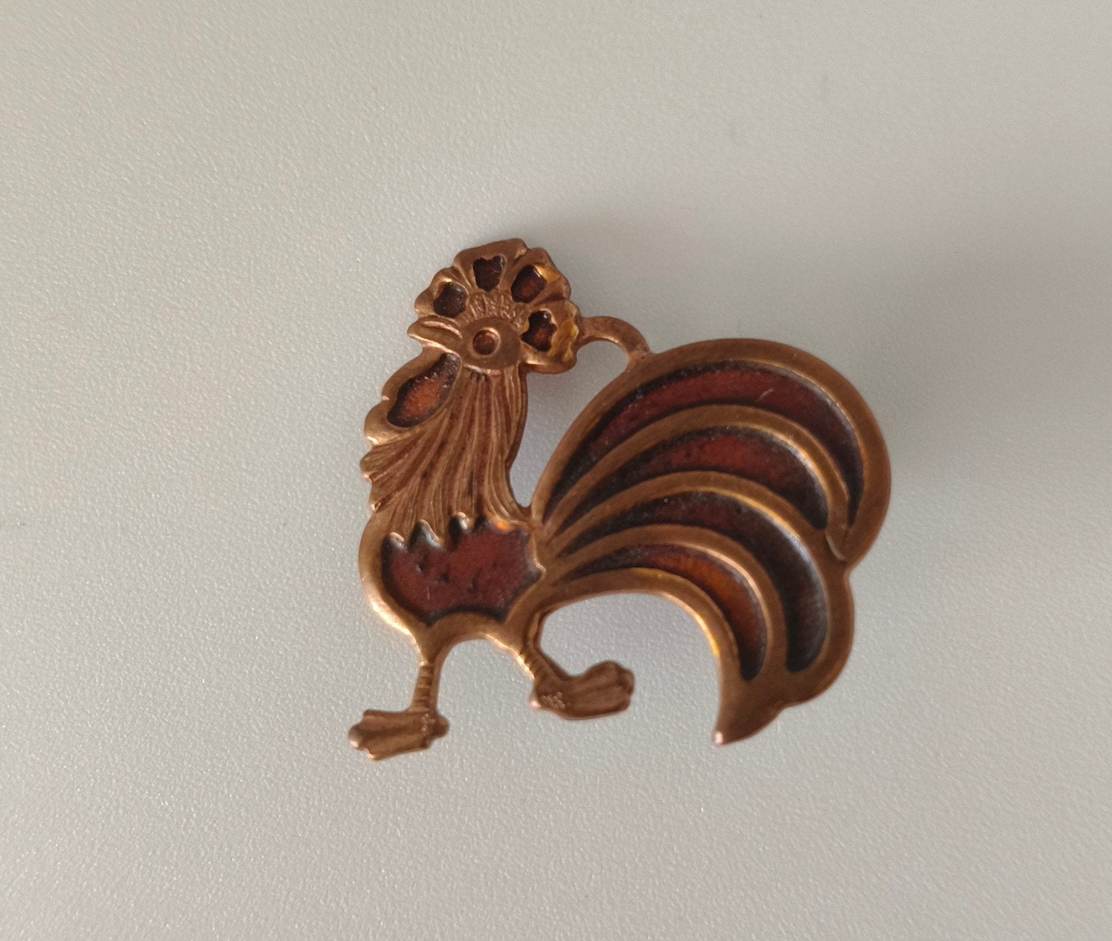 Vintage Koperen Haan Broche met Rode Accenten - 2,5cm, Sieraden, Tassen en Uiterlijk, Broches, Minder dan 4 cm, Ophalen of Verzenden