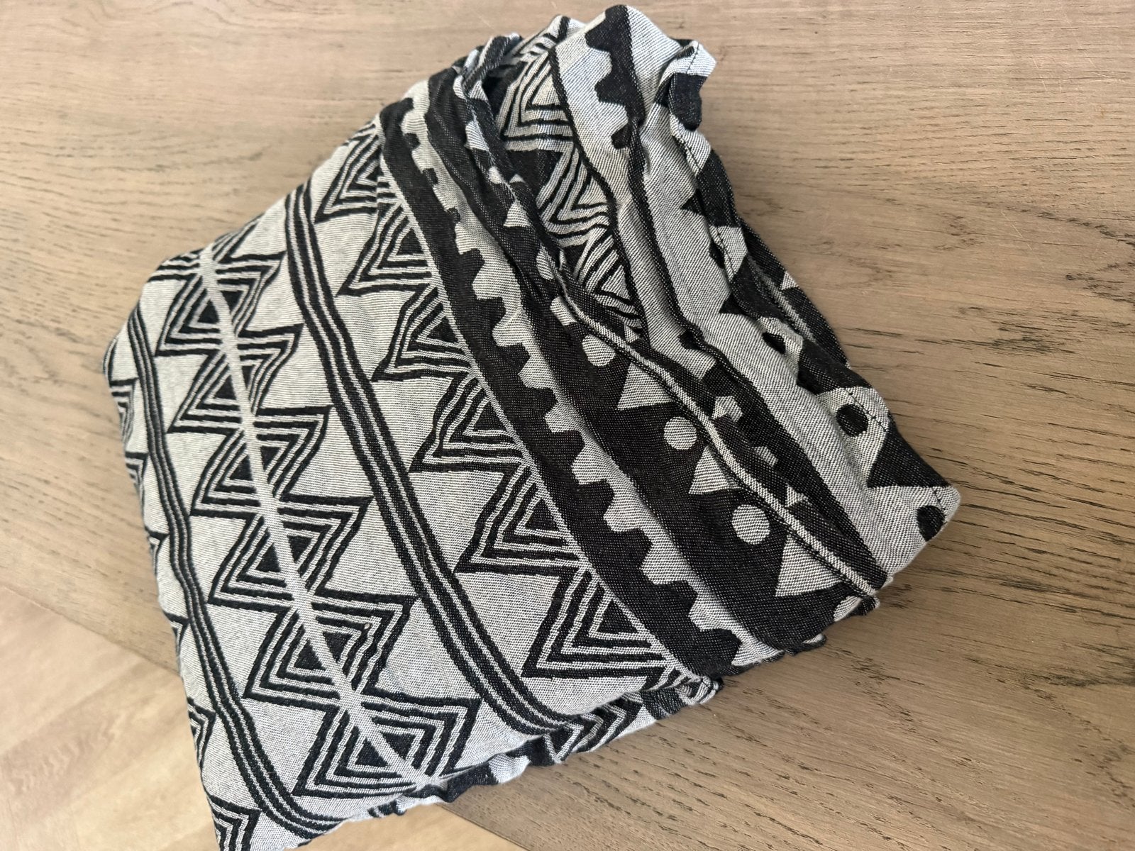 Bam+Boe Draagdoek Zwart/Wit met Grafisch Patroon, Overige merken, Draagdoek, Ophalen of Verzenden, Zo goed als nieuw