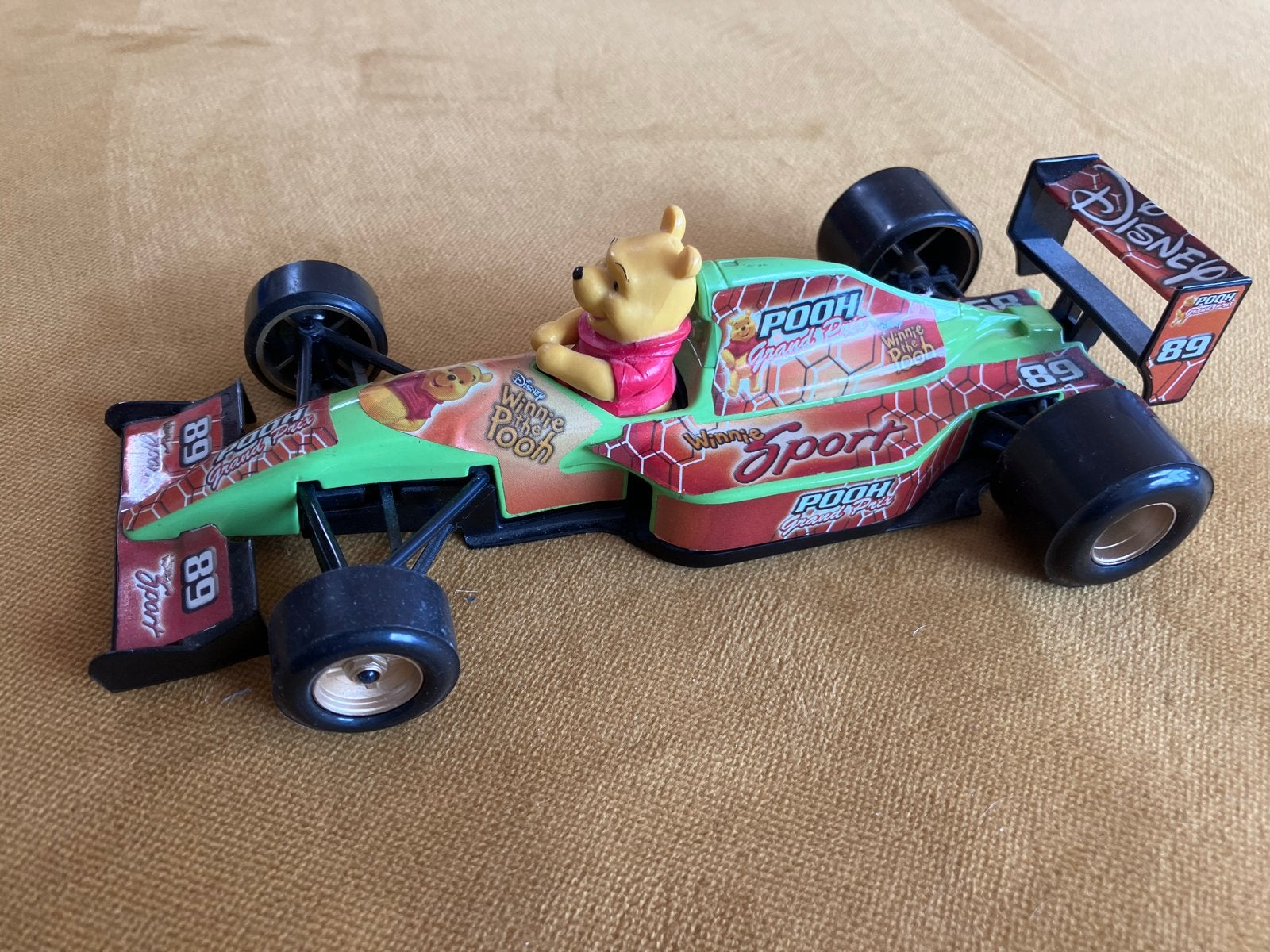Disney Winnie de Poeh 1/24 - Bburago Grand Prix, Ophalen of Verzenden, Gebruikt, Formule 1