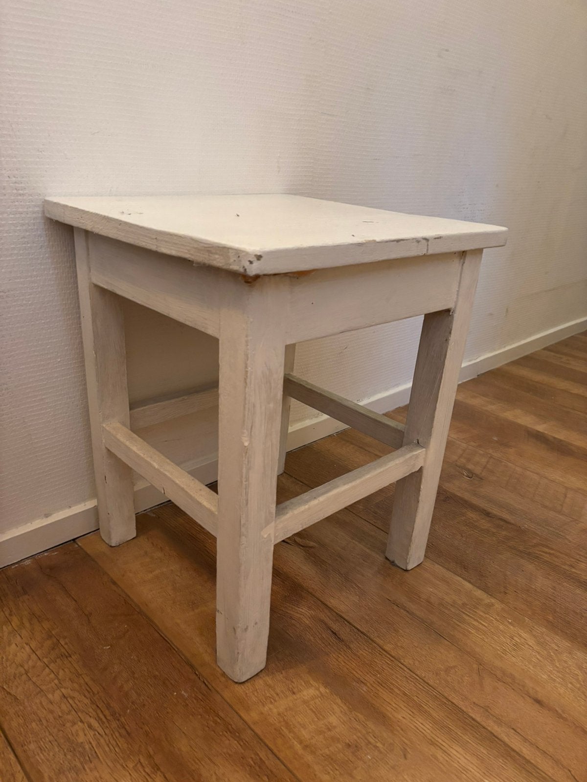 Houten bijzettafeltje wit geverfd, Ophalen, 50 tot 100 cm, Zo goed als nieuw, 25 tot 50 cm