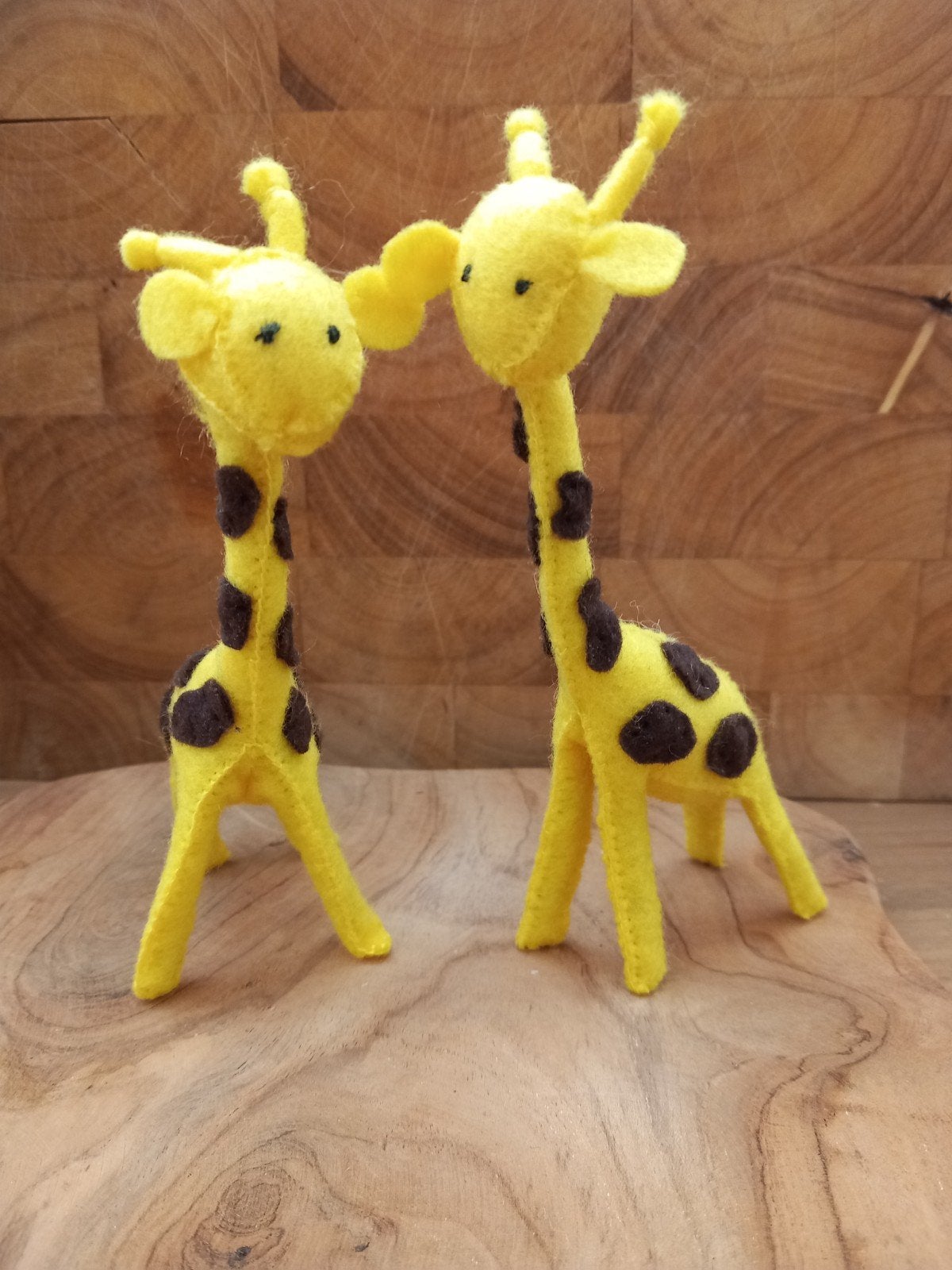 2 Nijntje-stijl giraffen van wolvilt, 15 cm hoog, Ophalen of Verzenden, Nieuw, Figuurtje(s), Wolvilt