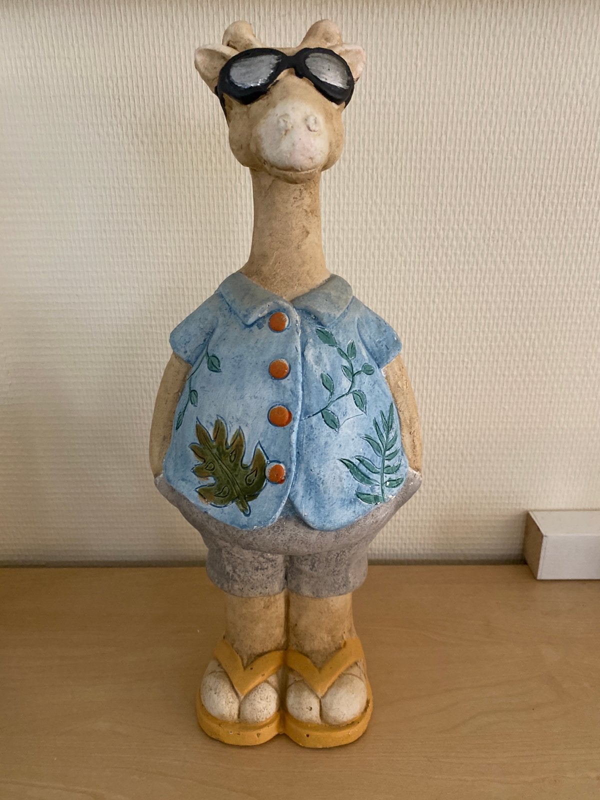 Leuke beeld van zomerse giraffe 40cm, Huis en Inrichting, Ophalen of Verzenden, Zo goed als nieuw, Steen/keramiek