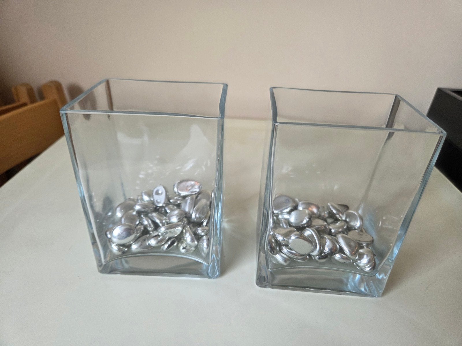 2x Glazen vazen / windlichten met zilverkleurige steentjes, Ophalen, Transparant, Inclusief decoratie, Glas