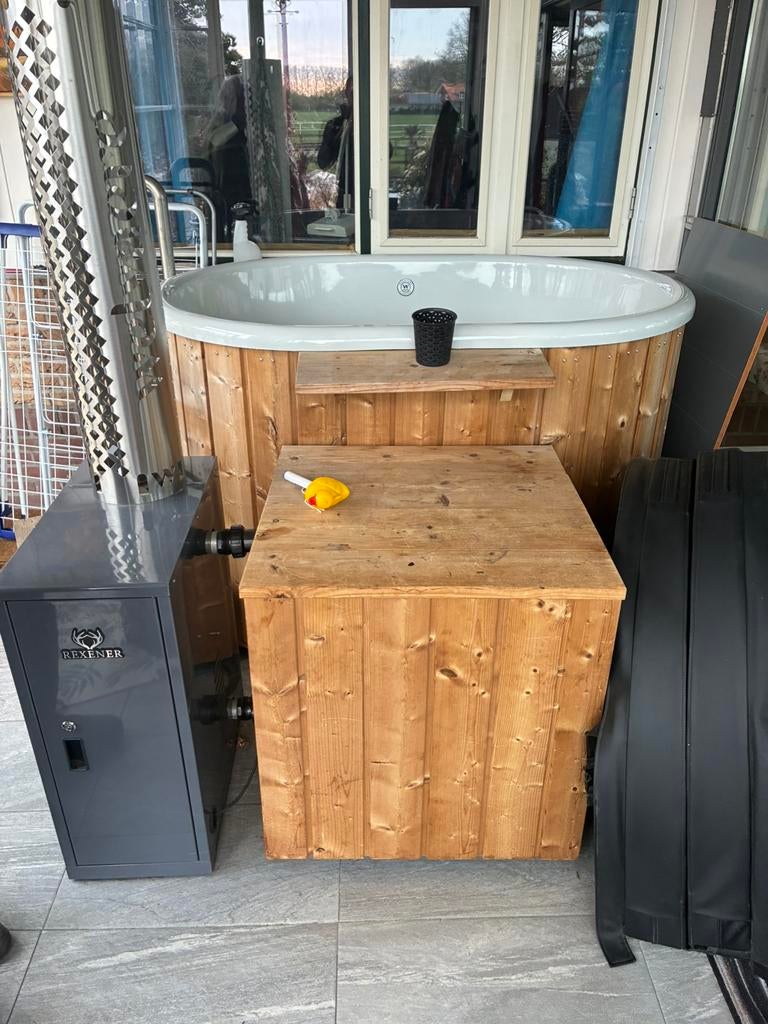 Welvaere hottub 2 pers + rexener bio diesel €9340 NIEUW, Tuin en Terras, Bubbelbaden en Hottubs, Zo goed als nieuw, Trap, Ophalen