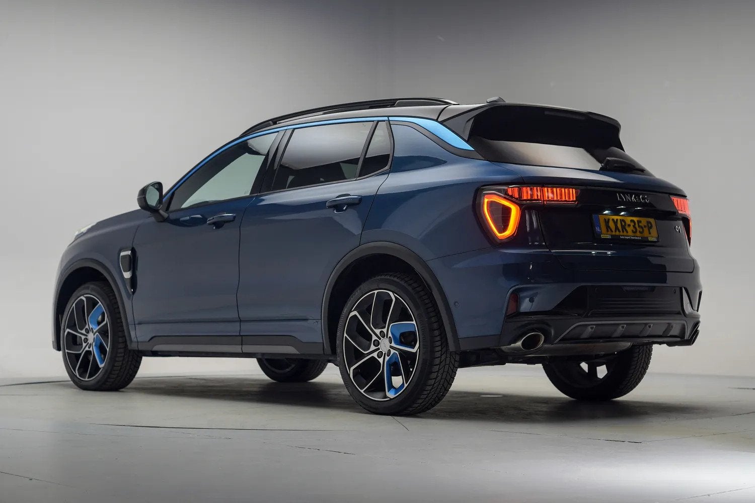 Lynk & Co 01 1.5 PHEV MY23 6,6kWh Blauw [ SoH 94,5% | Zwarte, Automaat, Blauw, Bedrijf, 1854 kg