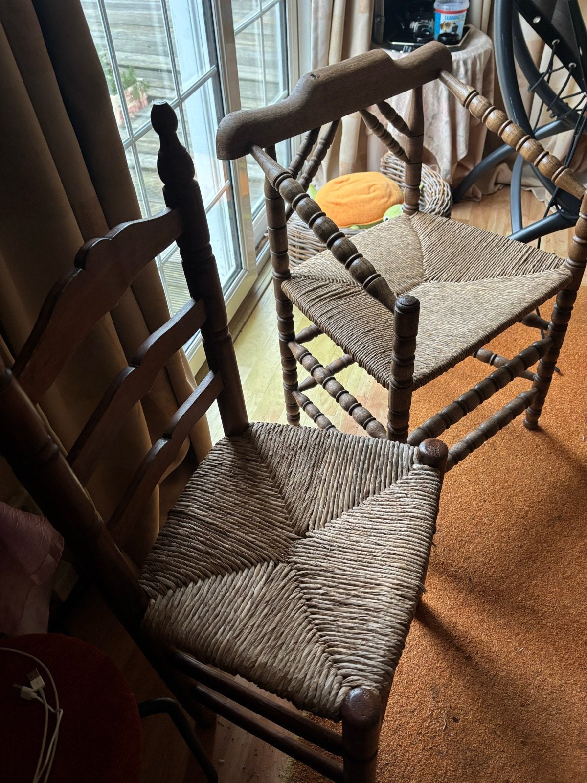 Set van 2 rustieke houten stoelen met rieten zitting, Antiek en Kunst, Ophalen of Verzenden