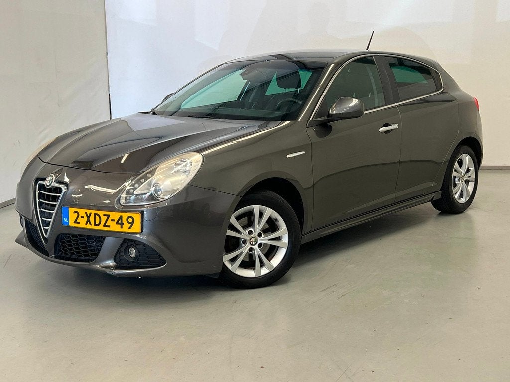 Alfa Romeo Giulietta 1.6 JTDm / Leder / Xenon / Camera / Cli, Auto's, Alfa Romeo, Bedrijf, Te koop, Giulietta, ABS, Achteruitrijcamera