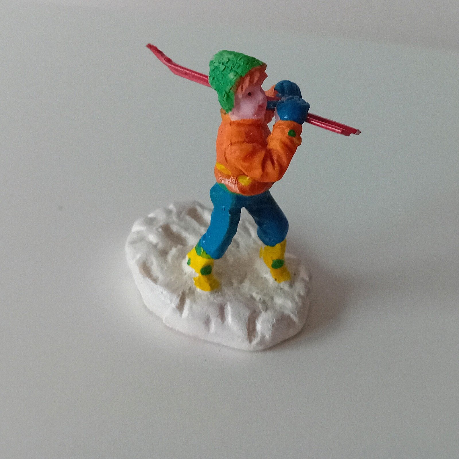 Lemax toting skis, Lemax figuur Kerstdorp, retired, Diversen, Kerst, Ophalen of Verzenden