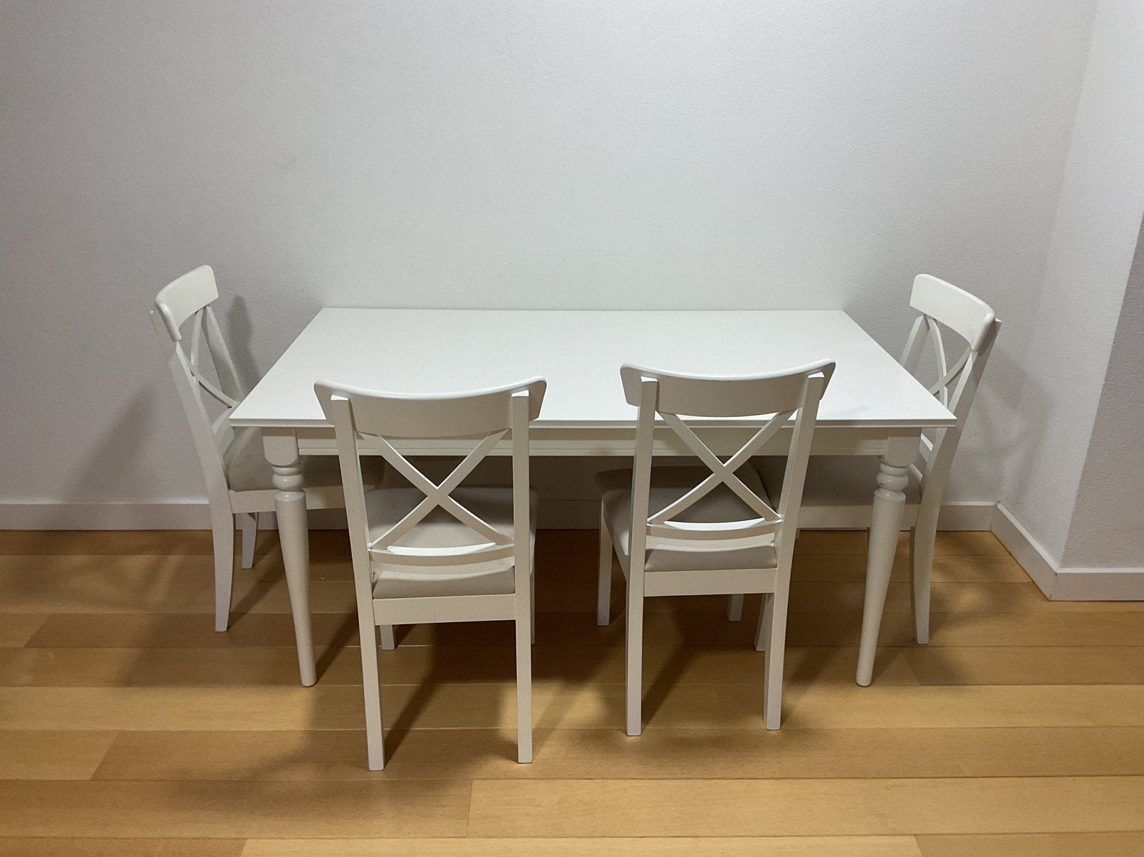 Dining table - Extendable, Huis en Inrichting, Complete eetkamers, Zo goed als nieuw, 4 tot 6 stoelen, Ophalen