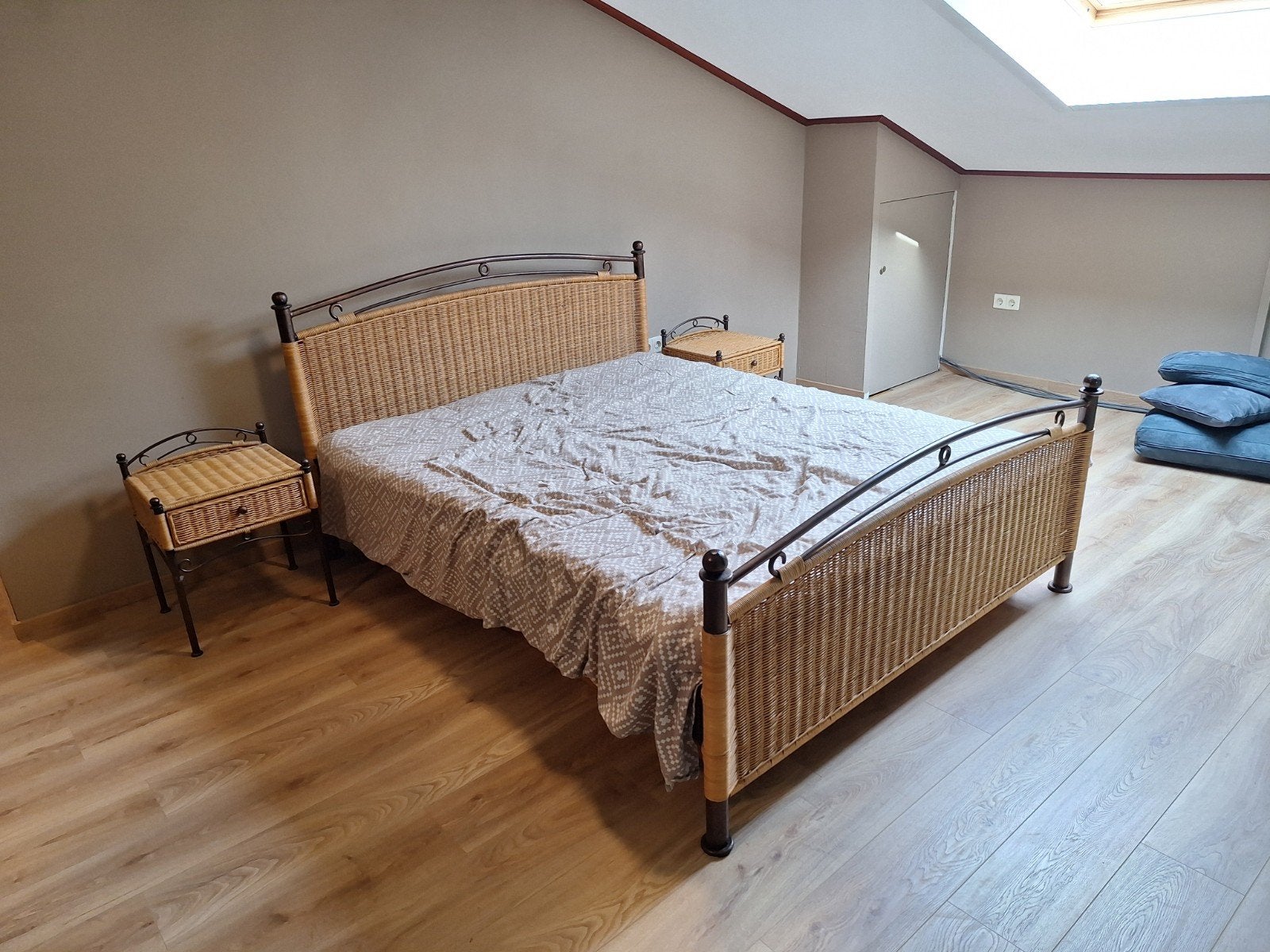 Tweepersoonsbed met rotan en metaal, inclusief nachtkastjes, Huis en Inrichting, Ophalen, Overige materialen, Gebruikt, Bruin
