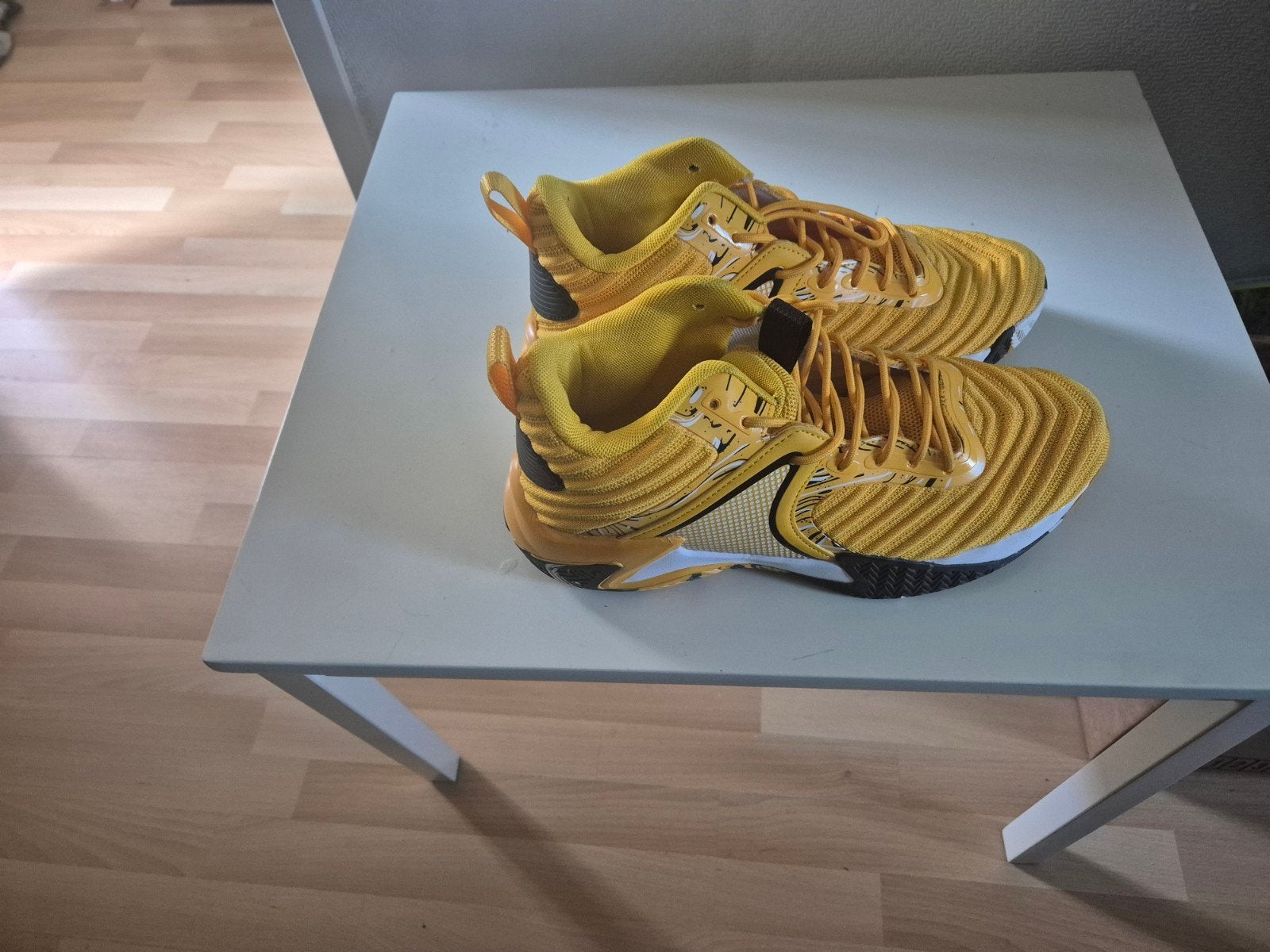Gele Sportschoenen - Zo Goed als Nieuw, Overige kleuren, Onbekend, Ophalen of Verzenden, Sneakers of Gympen