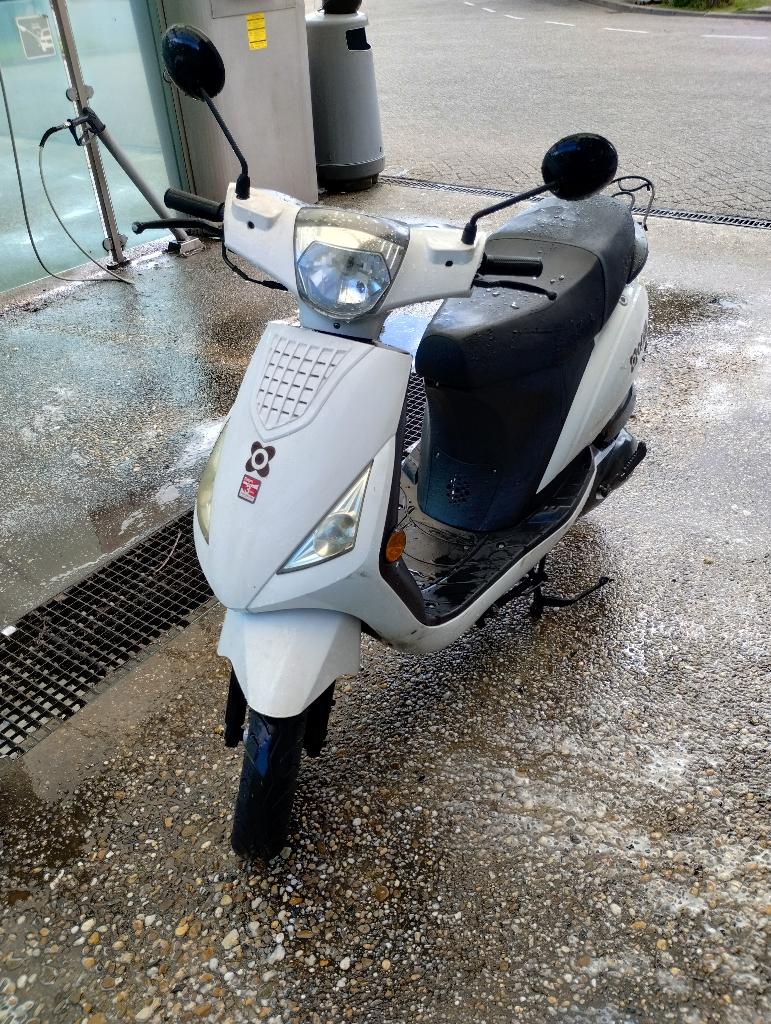 Scooter snor agm wit, Gebruikt, Benzine, Ophalen, Overige merken