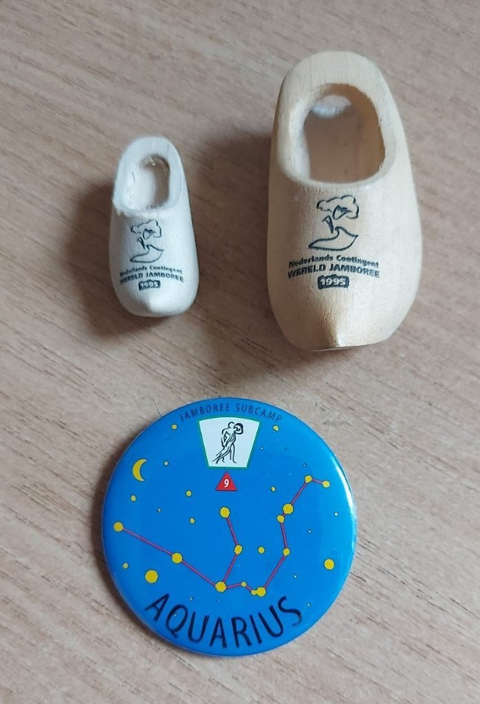scouting Wereld Jamboree 1995 2 maten Klompjes en button, Verzamelen, Ophalen of Verzenden, Nieuw, Embleem, Speld of Insigne