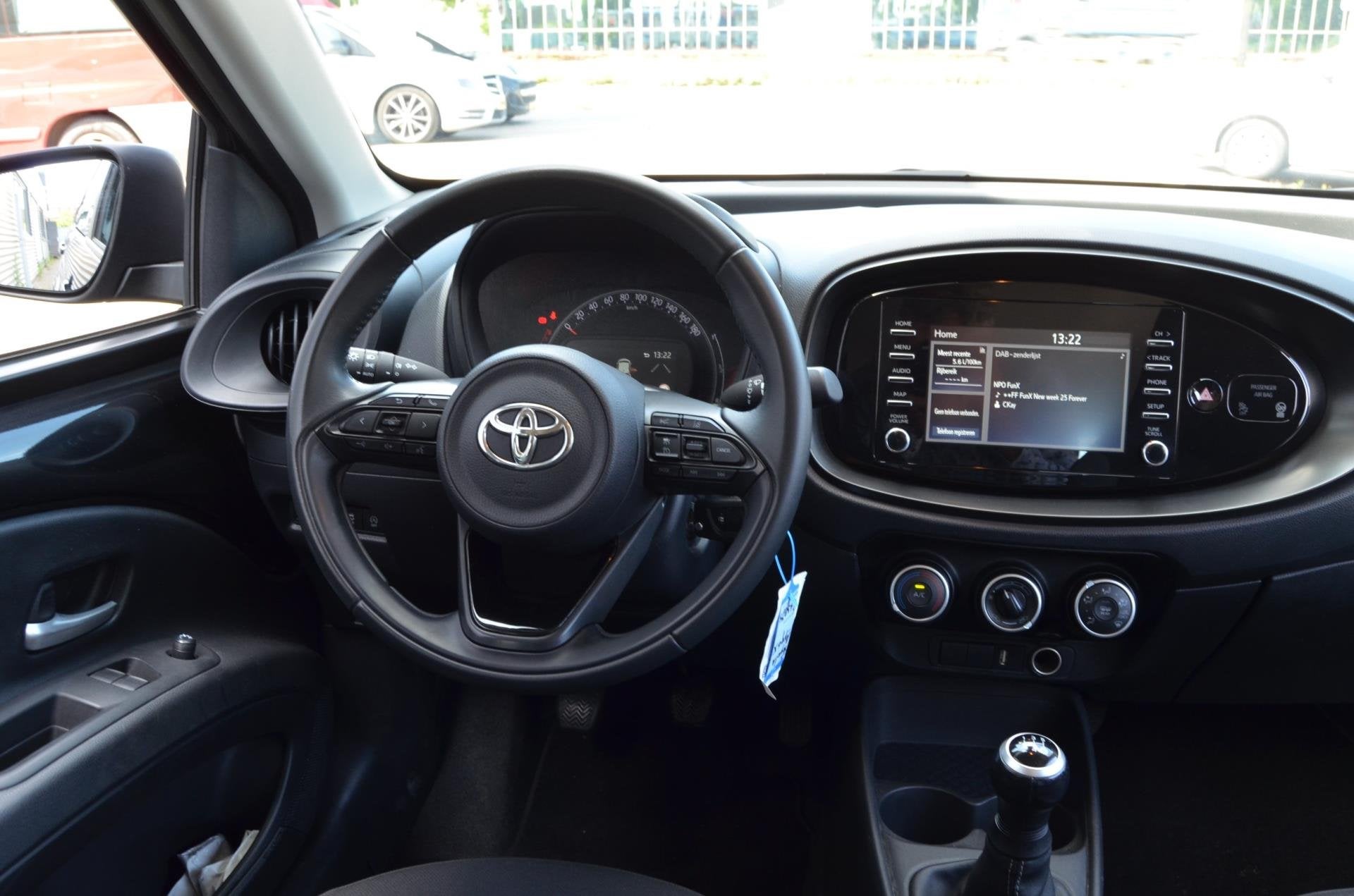 Toyota Aygo X 1.0 VVT-i |CAMERA|ADAPT.CRUISE|CARPLAY|NAVI BY, Auto's, Gebruikt, 920 kg, 4 stoelen, Zwart