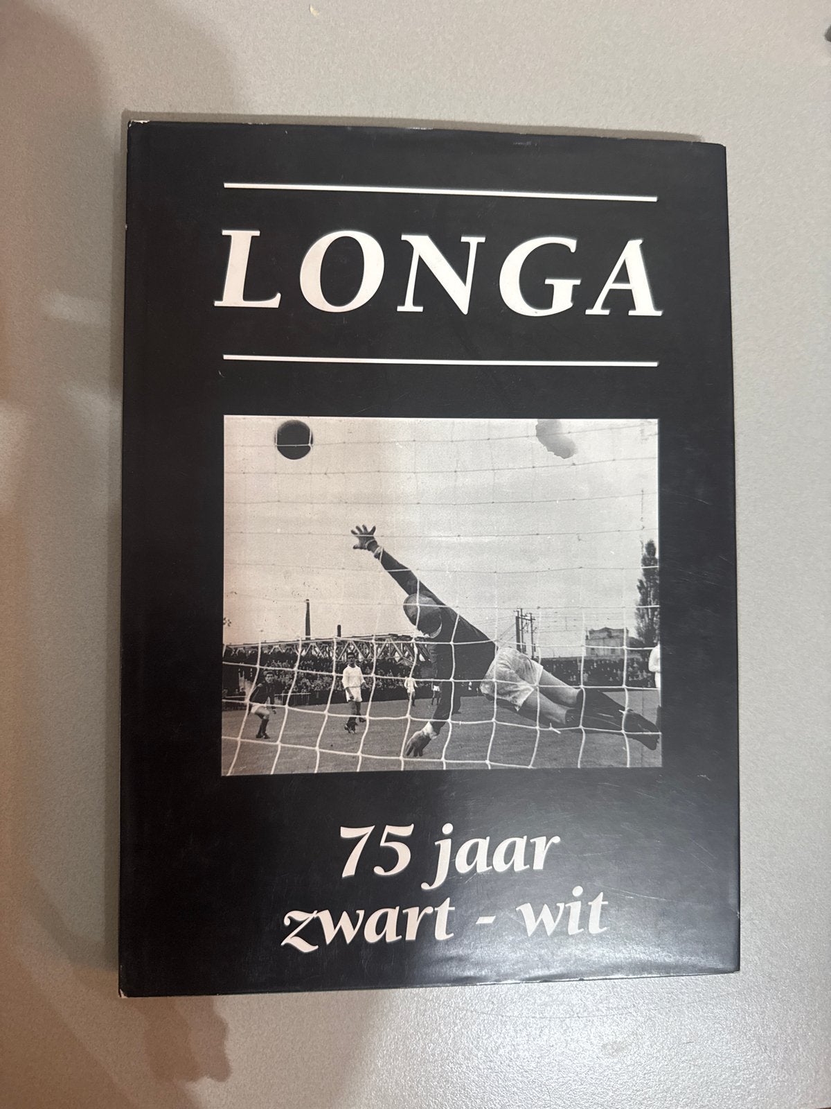LONGA 75 jaar zwart - wit (1920-1995) voetbalboek, Ophalen of Verzenden, Gelezen, Balsport