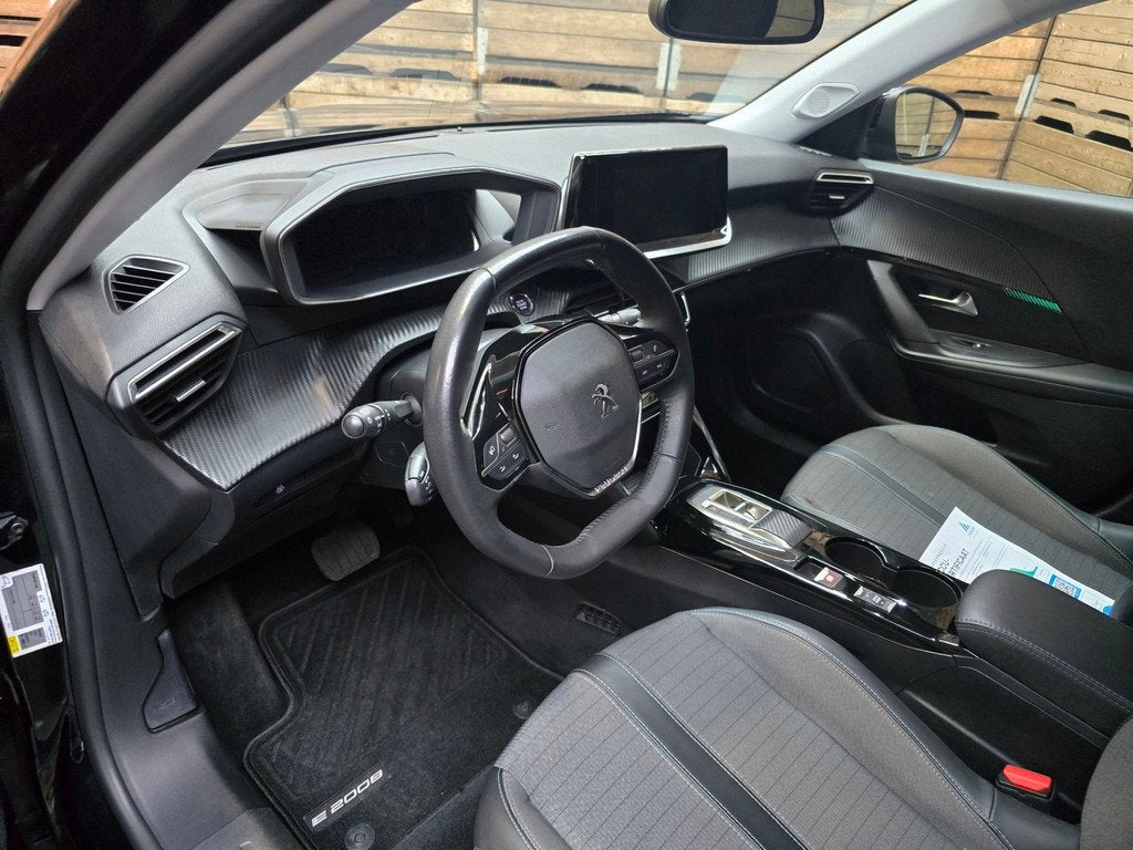 Peugeot E-2008 EV Allure Pack 50 kWh Carplay PDC LED Cruise, Auto's, 330 km, Gebruikt, Zwart, Zwart