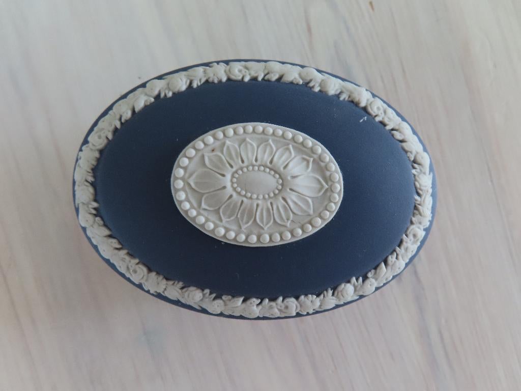 Wedgewood Jasperware d.blauw witte decoratie, Antiek en Kunst, Antiek | Keramiek en Aardewerk, Ophalen of Verzenden