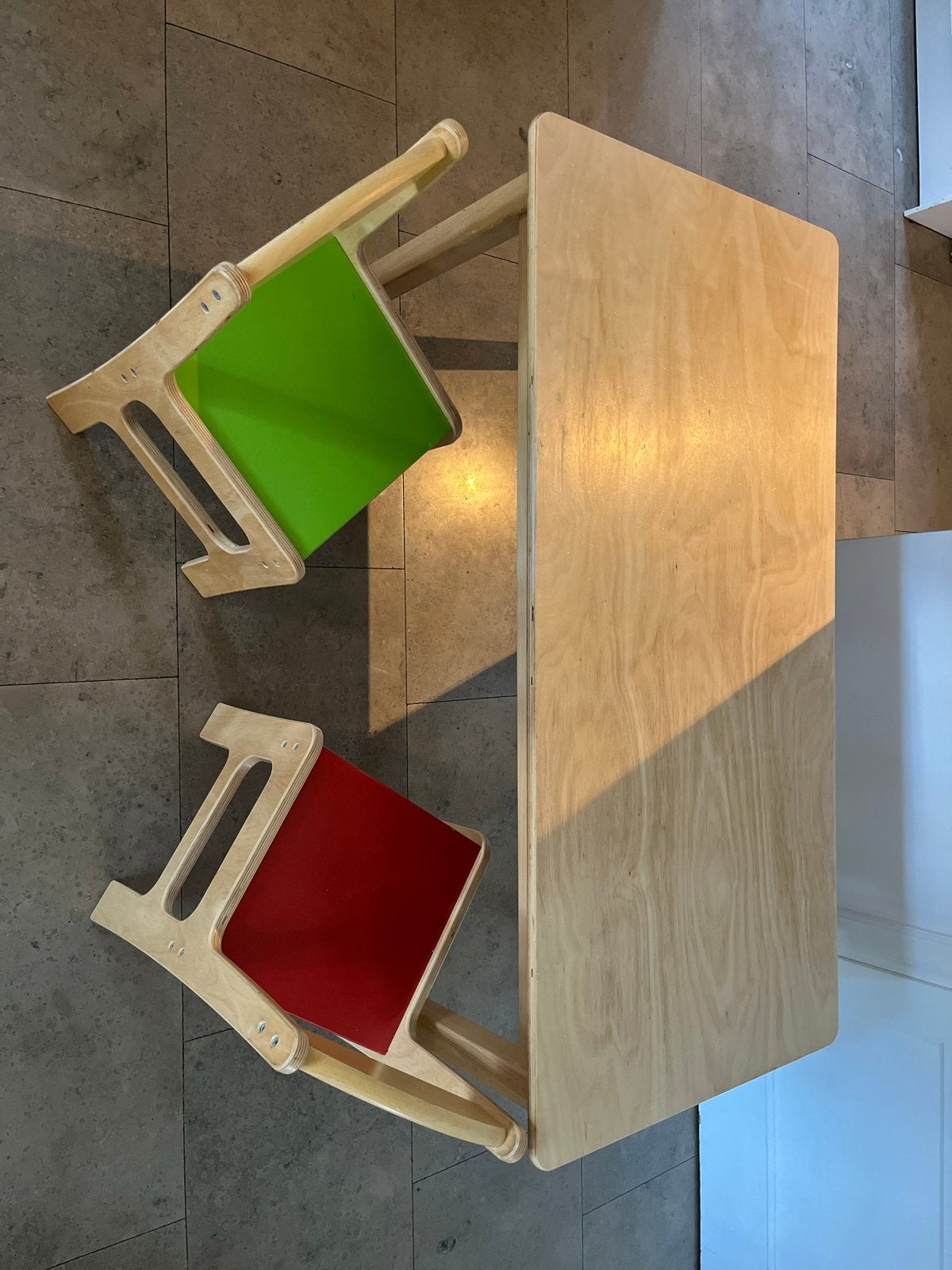 kindertafel met 2 stoeltjes (louwen houtbewerking), Ophalen, Gebruikt, Tafel(s) en Stoel(en)