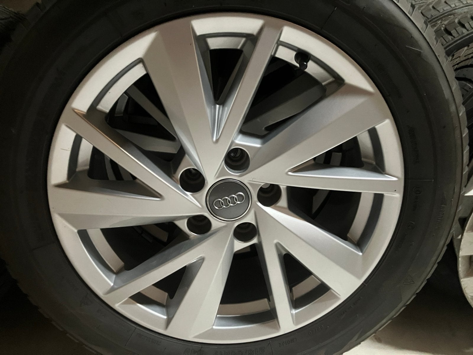 Audi Q2 Winterbanden met velgen 215/55R17, Ophalen, Banden en Velgen, 17 inch, Winterbanden