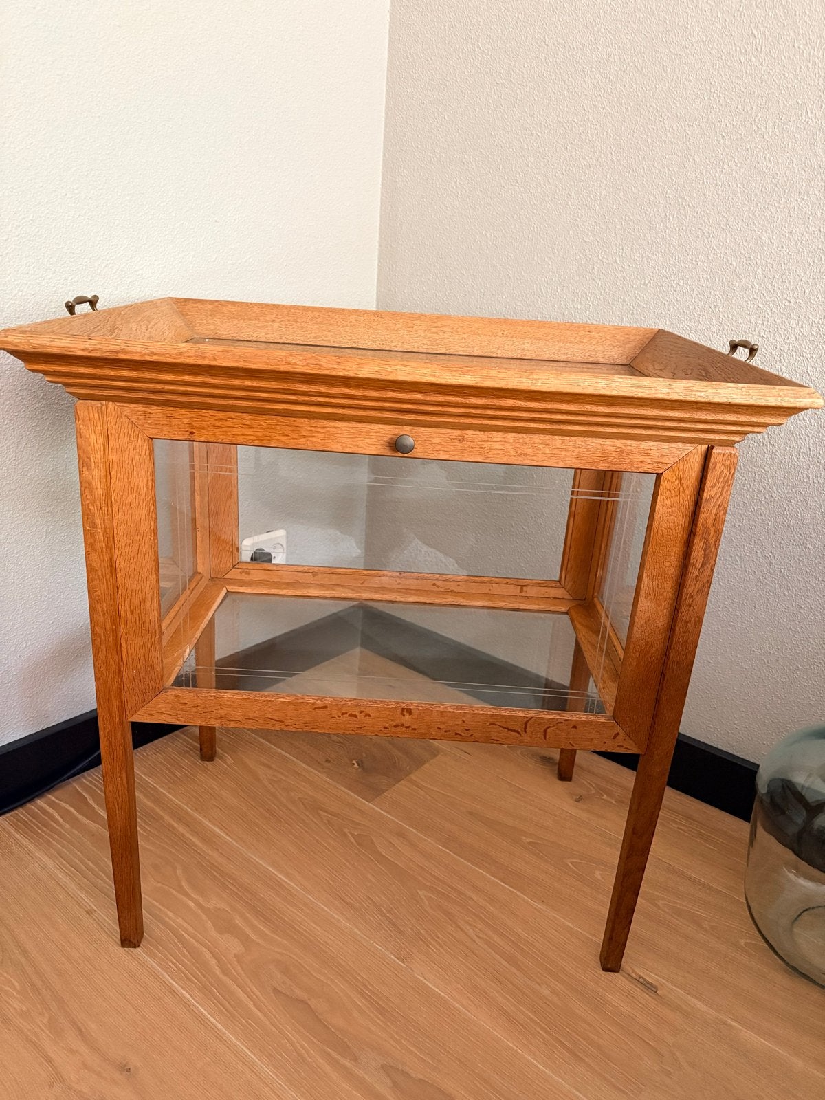 Antieke vitrinekastje van eikenhout met glas, Ophalen