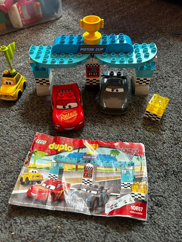 Duplo Cars set Piston Cup 10857, Kinderen en Baby's, Speelgoed | Duplo en Lego, Gebruikt, Compleet, Ophalen of Verzenden, Complete set