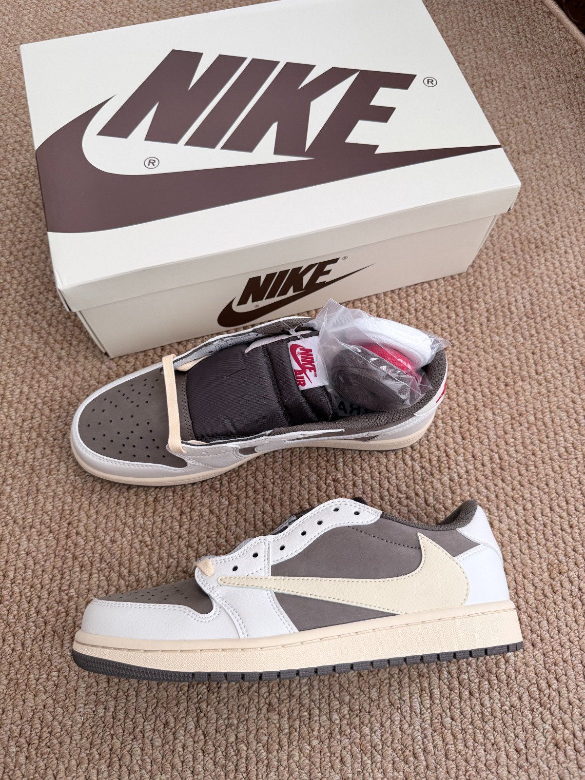 AIR JORDAN 1 RETRO LOW OG SP X TRAVIS SCOTT REVERSE MOCHA, Kleding | Heren, Bruin, Nieuw, Ophalen of Verzenden, Sneakers of Gympen